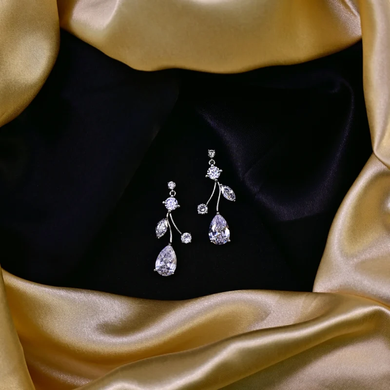 Crystal Bloom Pearl Necklace Set - Image 3